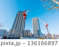 東京のタワーマンションと建築現場 136166897