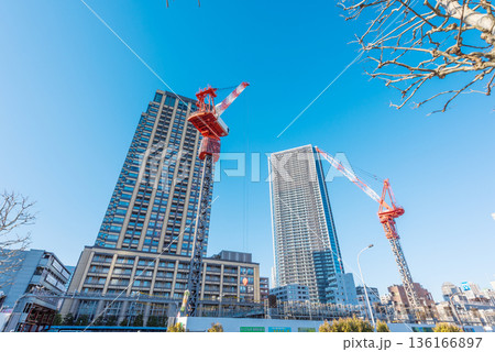 東京のタワーマンションと建築現場 136166897