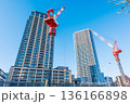 東京のタワーマンションと建築現場 136166898