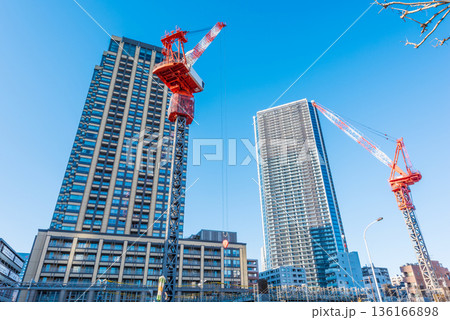 東京のタワーマンションと建築現場 東京のタワーマンションと建築現場 136166898