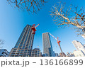 東京のタワーマンションと建築現場 136166899