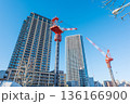 東京のタワーマンションと建築現場 136166900