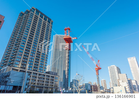 東京のタワーマンションと建築現場 東京のタワーマンションと建築現場 136166901