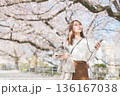 桜並木を歩く女性 136167038