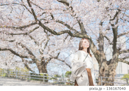 桜並木を歩く女性 桜並木を歩く女性 136167040