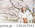 桜並木を歩く女性 136167042
