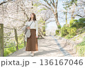 桜並木を歩く女性 136167046