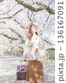 桜並木を散歩する若い女性 136167091