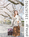 桜並木を散歩する若い女性 136167092