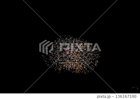 【静岡】冬の熱海海上花火大会　打ち上がる花火 136167100
