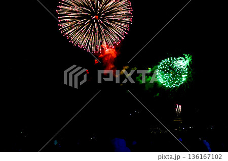 【静岡】冬の熱海海上花火大会 打ち上がる花火と砂浜で眺める人々のシルエット 【静岡】冬の熱海海上花火大会 打ち上がる花火と砂浜で眺める人々のシルエット 136167102