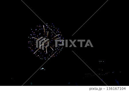【静岡】冬の熱海海上花火大会　打ち上がる花火と砂浜で眺める人々のシルエット 136167104