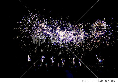 【静岡】冬の熱海海上花火大会　打ち上がる花火と砂浜で眺める人々のシルエット 136167105