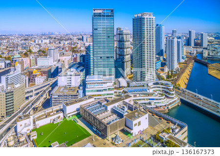 日本の横浜都市景観新風景。横浜駅前の横浜ベイクォーターなどを望む。左奥に武蔵小杉や川崎。都内も一望 136167373