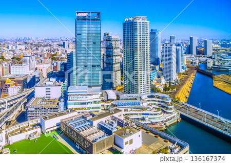 日本の横浜都市景観新風景。横浜駅前の横浜ベイクォーターなどを望む。左奥に武蔵小杉や川崎。都内も一望 日本の横浜都市景観新風景。横浜駅前の横浜ベイクォーターなどを望む。左奥に武蔵小杉や川崎。都内も一望 136167374