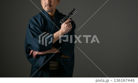 ピストルを持つ男性 136167448