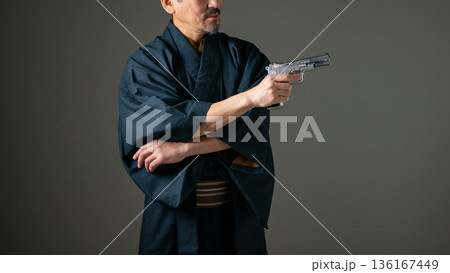 ピストルを持つ男性 136167449