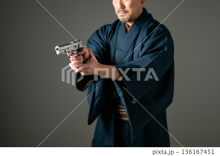 ピストルを持つ男性 136167451