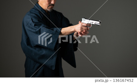 ピストルを持つ男性 136167452
