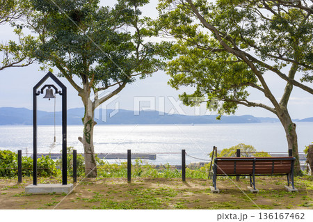 海を望む公園のベンチと鐘のある静かな風景 136167462