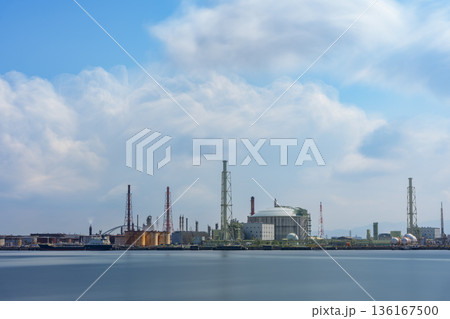 青空と雲が流れる臨海工業地帯の風景 136167500