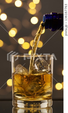 グラスに注がれたウィスキー グラスに注がれたウィスキー 136167763