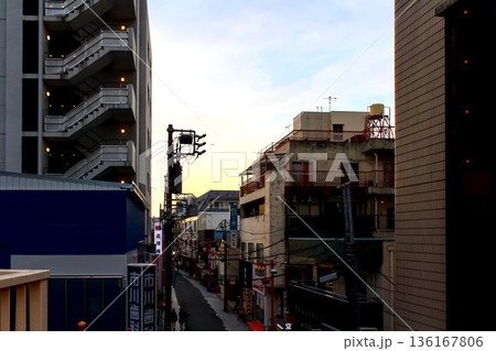 【東京】初春の西新井大師　歩道橋から望む夕焼けと下町情緒が残る街並み 136167806