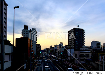 【東京】初春の西新井大師 歩道橋から望む夕焼けと飛行機 【東京】初春の西新井大師 歩道橋から望む夕焼けと飛行機 136167807