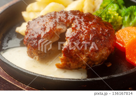 チーズインハンバーグ チーズインハンバーグ 136167814