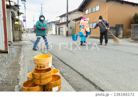 宮城の来訪神行事米川の水かぶりおかめひょっとこ 宮城の来訪神行事米川の水かぶりおかめひょっとこ 136168172