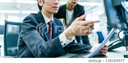 オフィスでの打ち合わせ 136168977