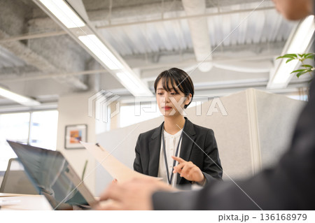 面接で女性が説明 面接で女性が説明 136168979