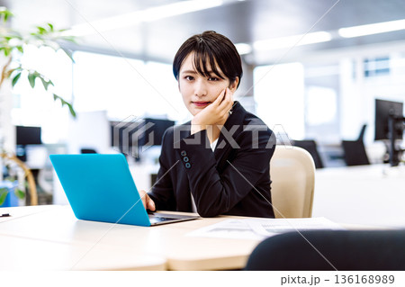 女性がPCで考える 女性がPCで考える 136168989