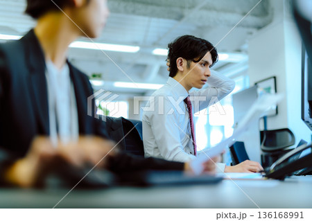オフィスで悩む男性社員 136168991