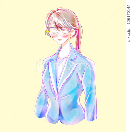 真面目な雰囲気のビジネスパーソン　目を閉じる　笑顔　恋　眼鏡が光る 136170144