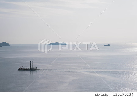 [雑賀崎アマルフィ]夕日の光が美しい海の風景 136170234