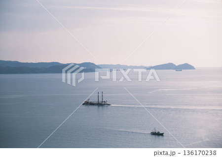 [雑賀崎アマルフィ]夕日の光が美しい海の風景 136170238