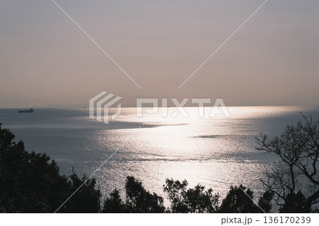 [雑賀崎アマルフィ]夕日の光が美しい海の風景 136170239