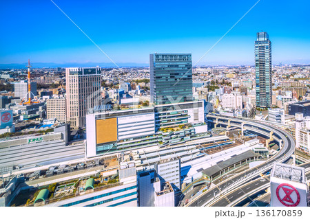 日本の横浜都市景観新風景。横浜駅や電車、ザ・ヨコハマフロントタワーなどを望む。右奥に新横浜 136170859