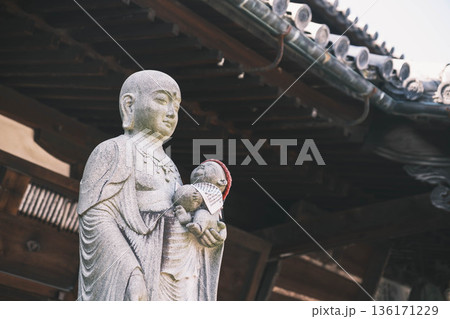 [三井寺]歴史深いお寺の境内の風景 136171229