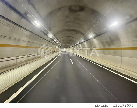 高速道路トンネル内を走行する道路風景(夜・物流イメージ) 高速道路トンネル内を走行する道路風景(夜・物流イメージ) 136172079