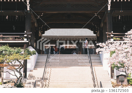 [近江神宮]滋賀県にある歴史的な神社の風景 136172503