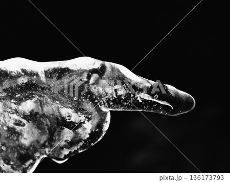 右を差す、氷の指（rahumono20260128090143） 136173793