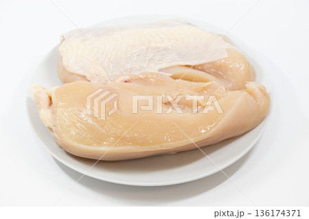 鶏むね肉 136174371