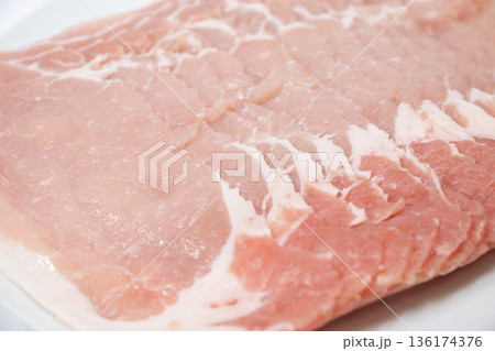 豚肉 薄切り 豚肉 薄切り 136174376