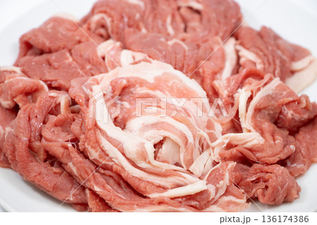 牛肉 バラ切り落とし 136174386