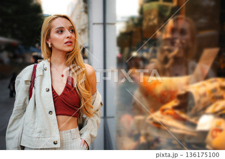 Young woman looking away during city window shopping in Vienna 136175100