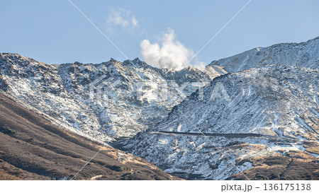 やまなみハイウェイから見た硫黄山 136175138