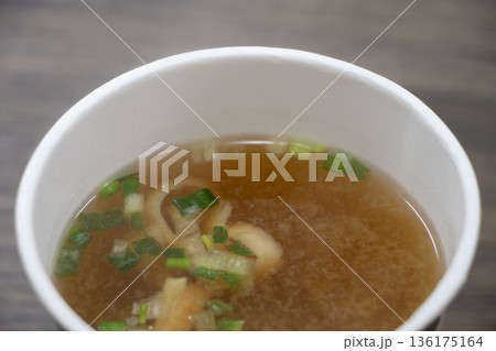 インスタント味噌汁 136175164