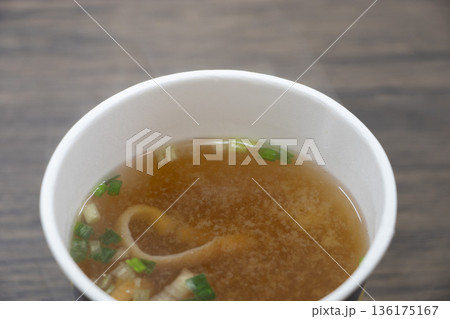 インスタント味噌汁 インスタント味噌汁 136175167